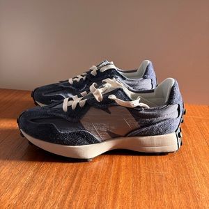 ***** Brand new New Balance 327 *****